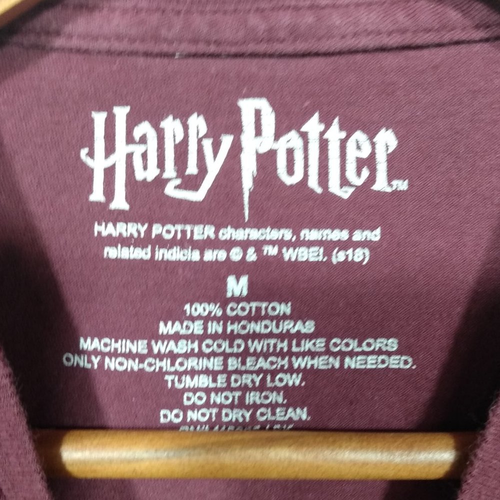 Harry Potter Gryffindor Quidditch maroon t-shirt size medium 100% cotton - Picture 2 of 3